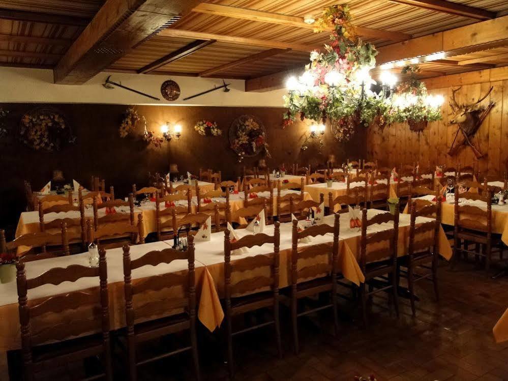 Hotel Restaurant Du Cret Bourg-Saint-Pierre Exterior photo